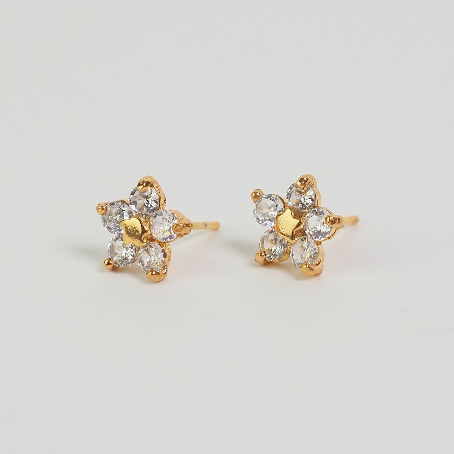 Brinco florido zirconia dourado - margê atelier