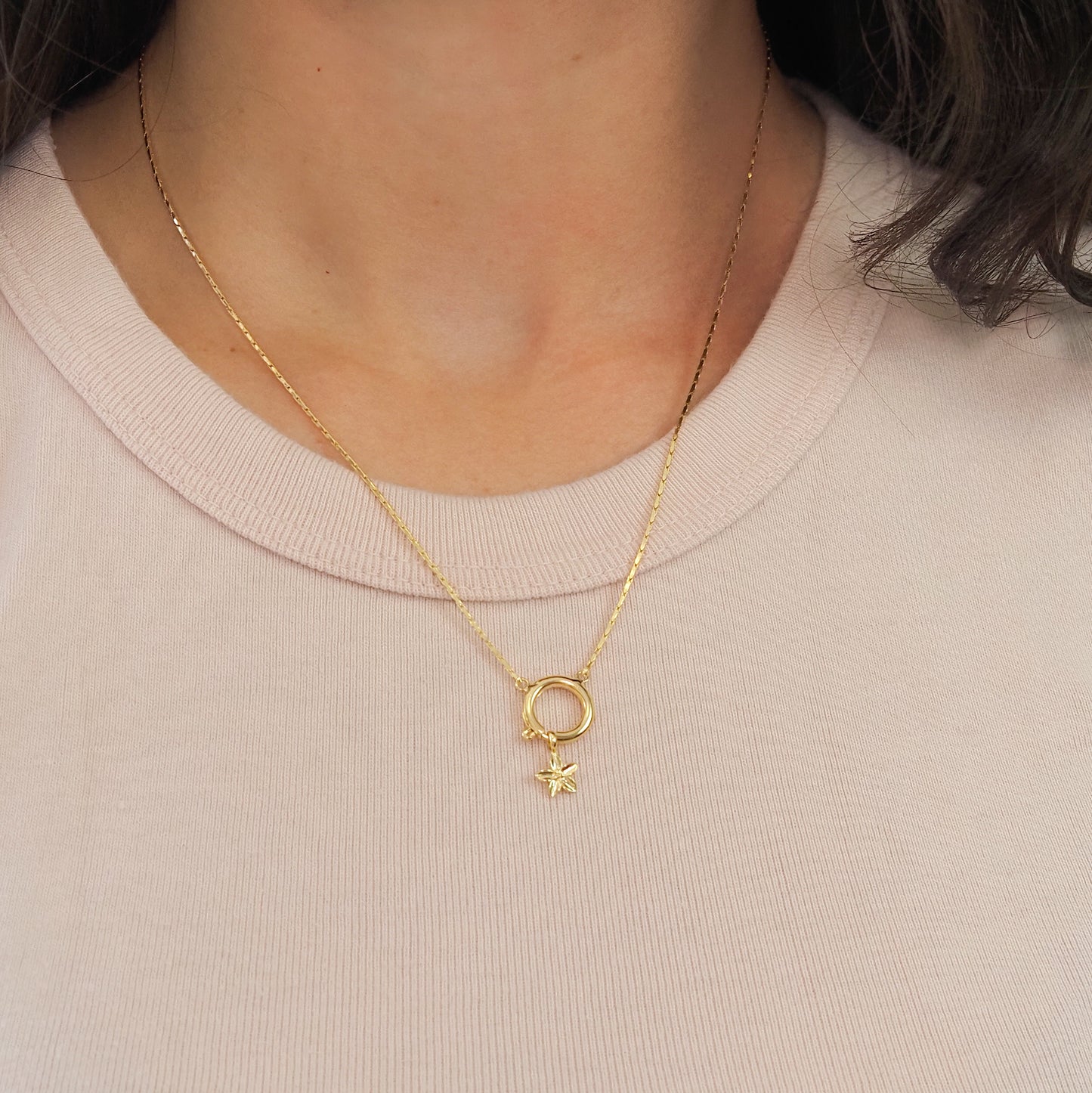 Charm flor de hibisco dourado