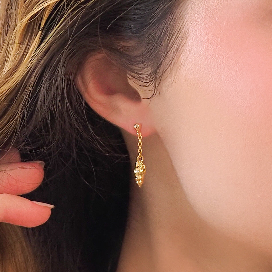 Brinco concha fio dourado