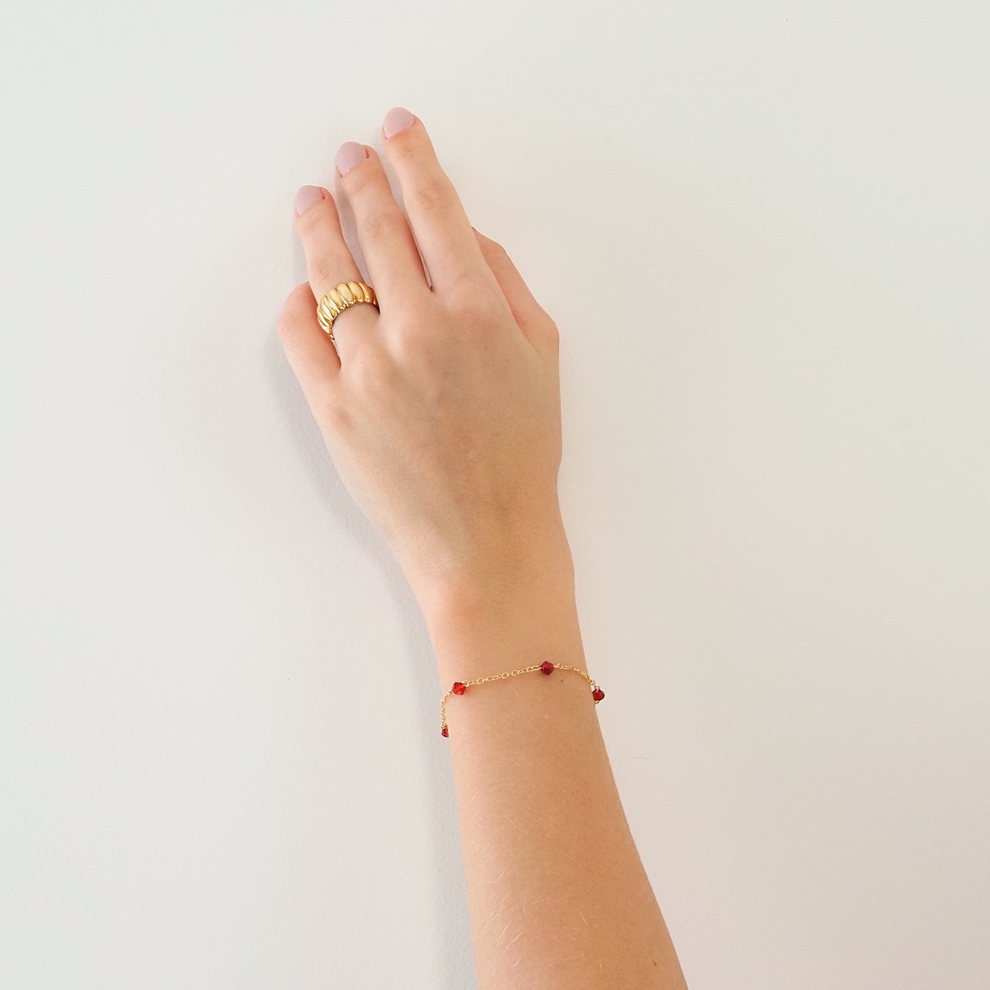 Pulseira pedrinhas vermelhas dourado