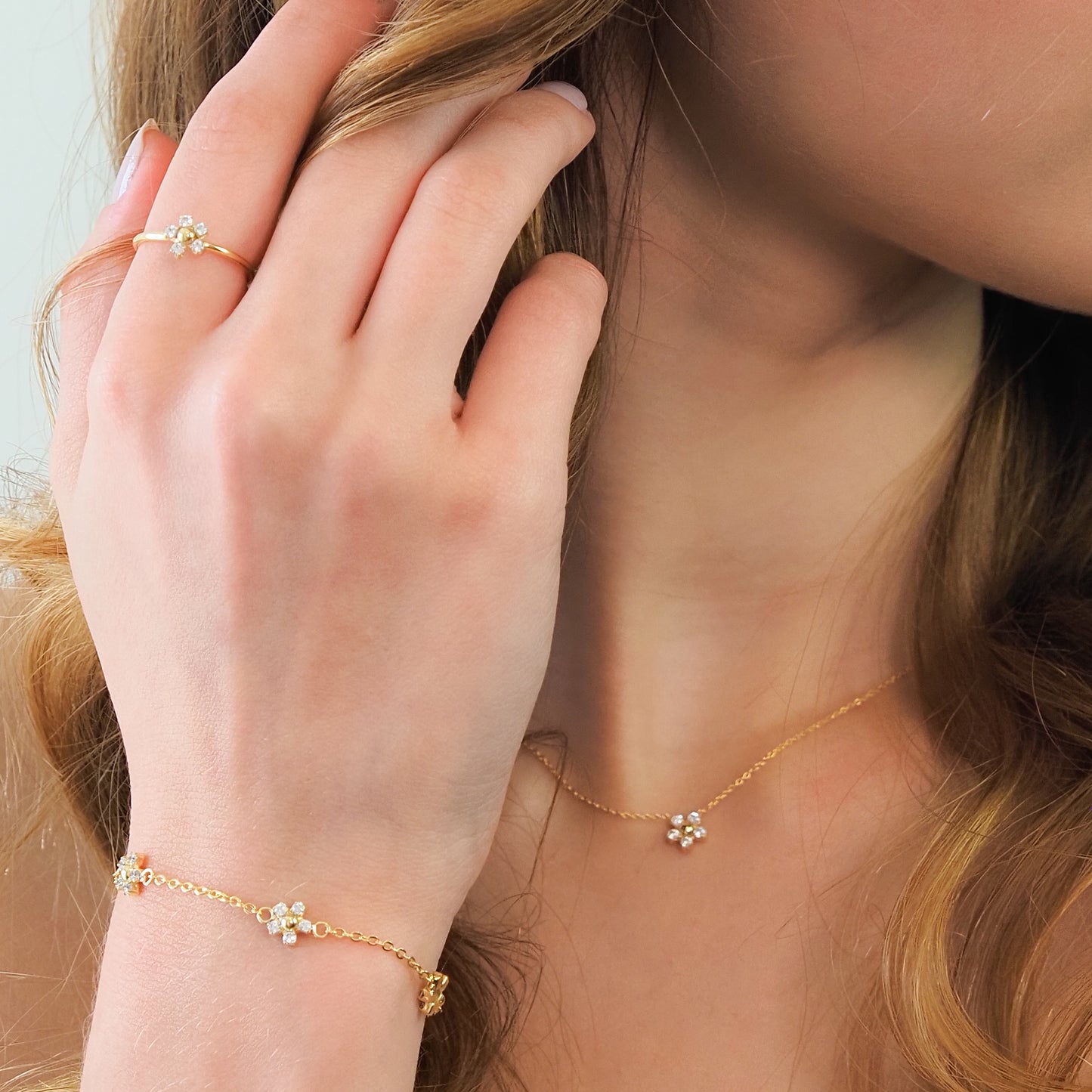 Anel flor zirconia dourado