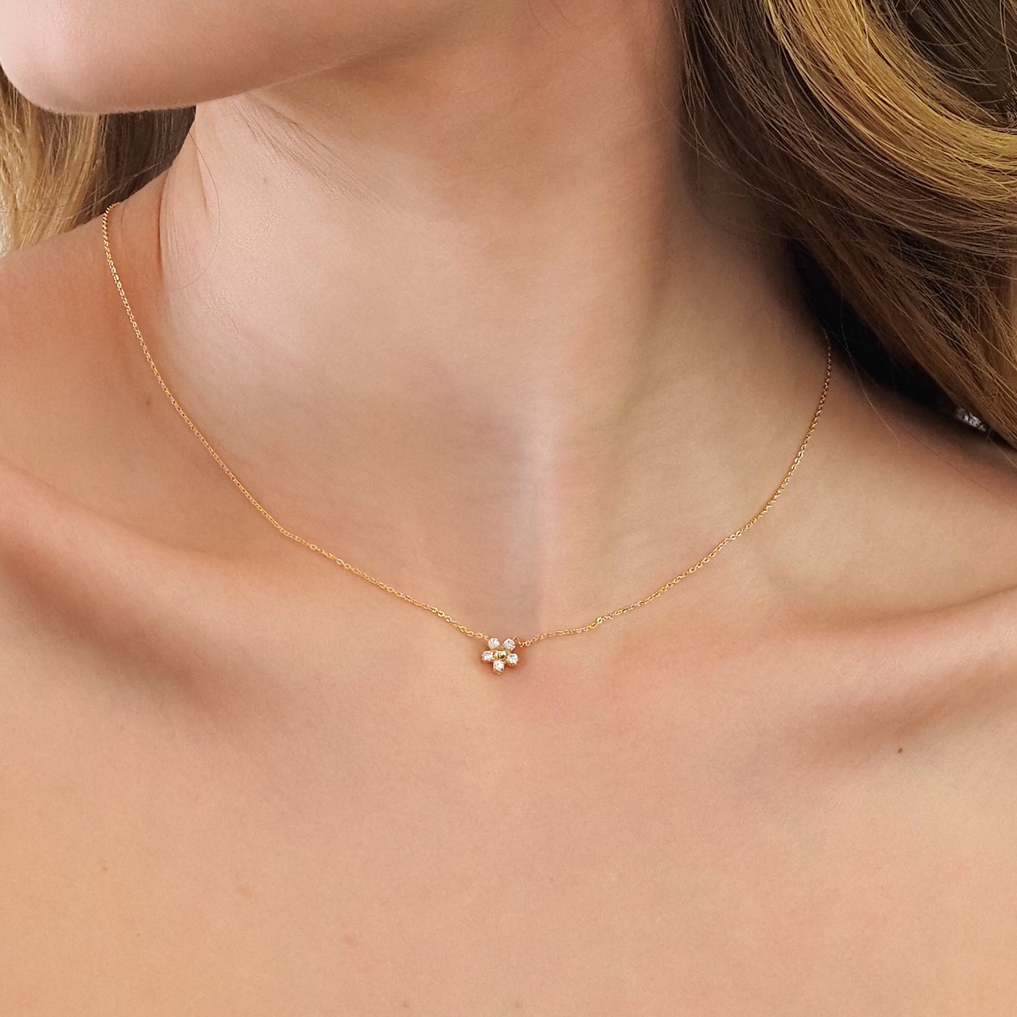 Colar flor zirconia dourado