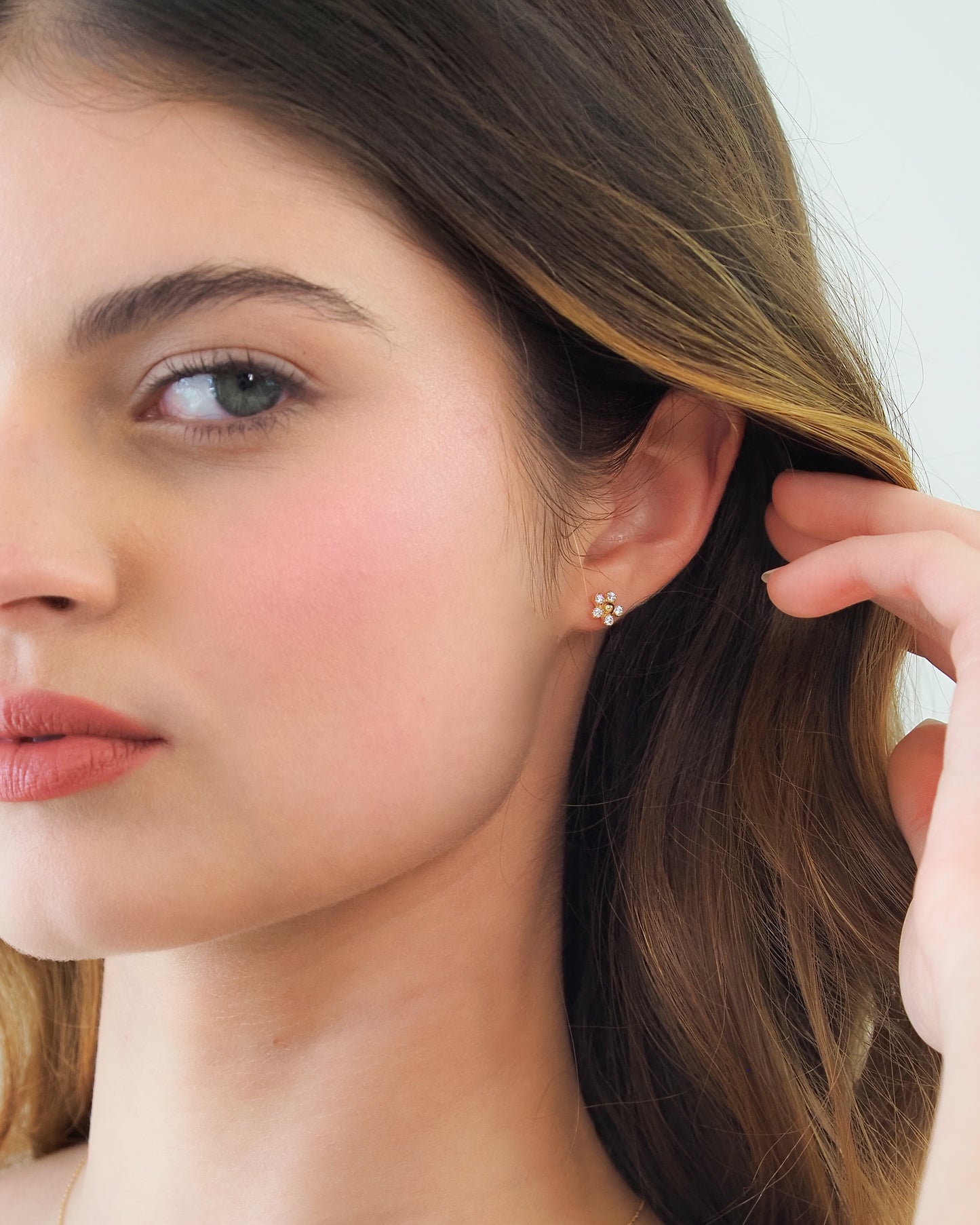 Brinco flor zirconia dourado