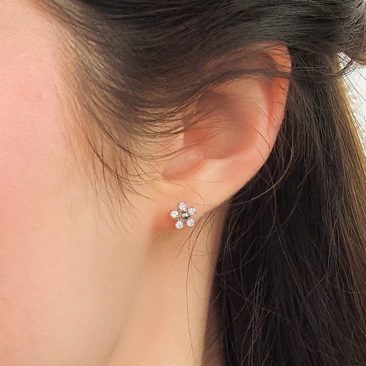 Brinco flor zirconia prateada