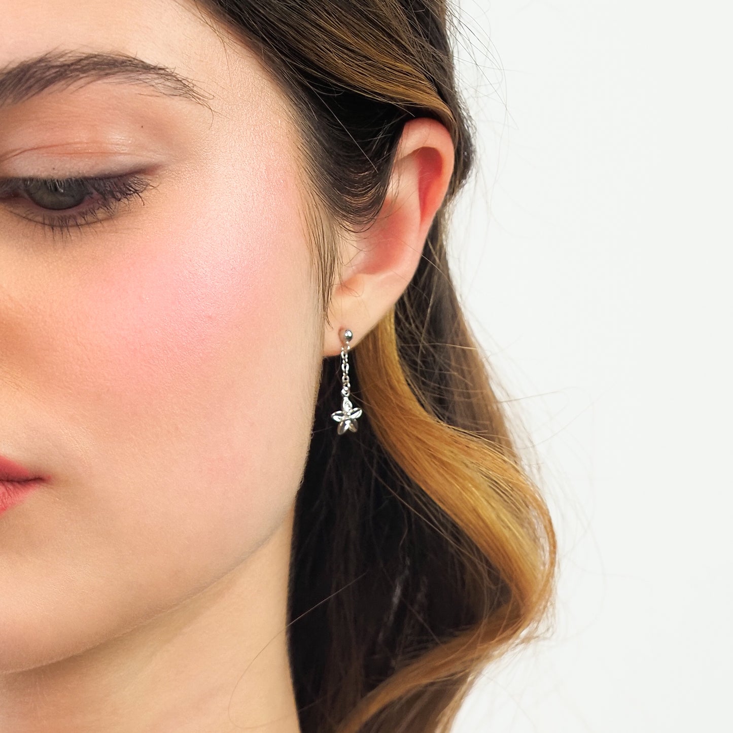 Brinco flor de hibisco fio prateado