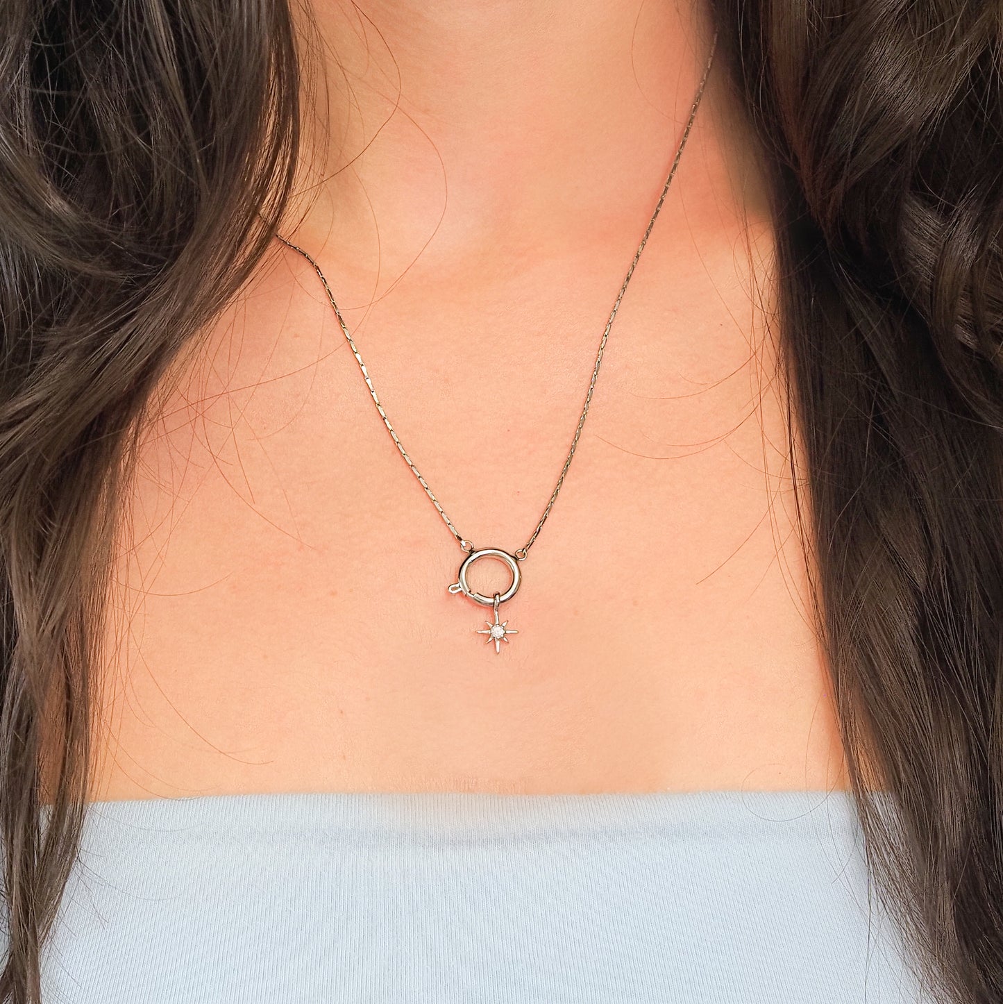 Charm estrela prateado