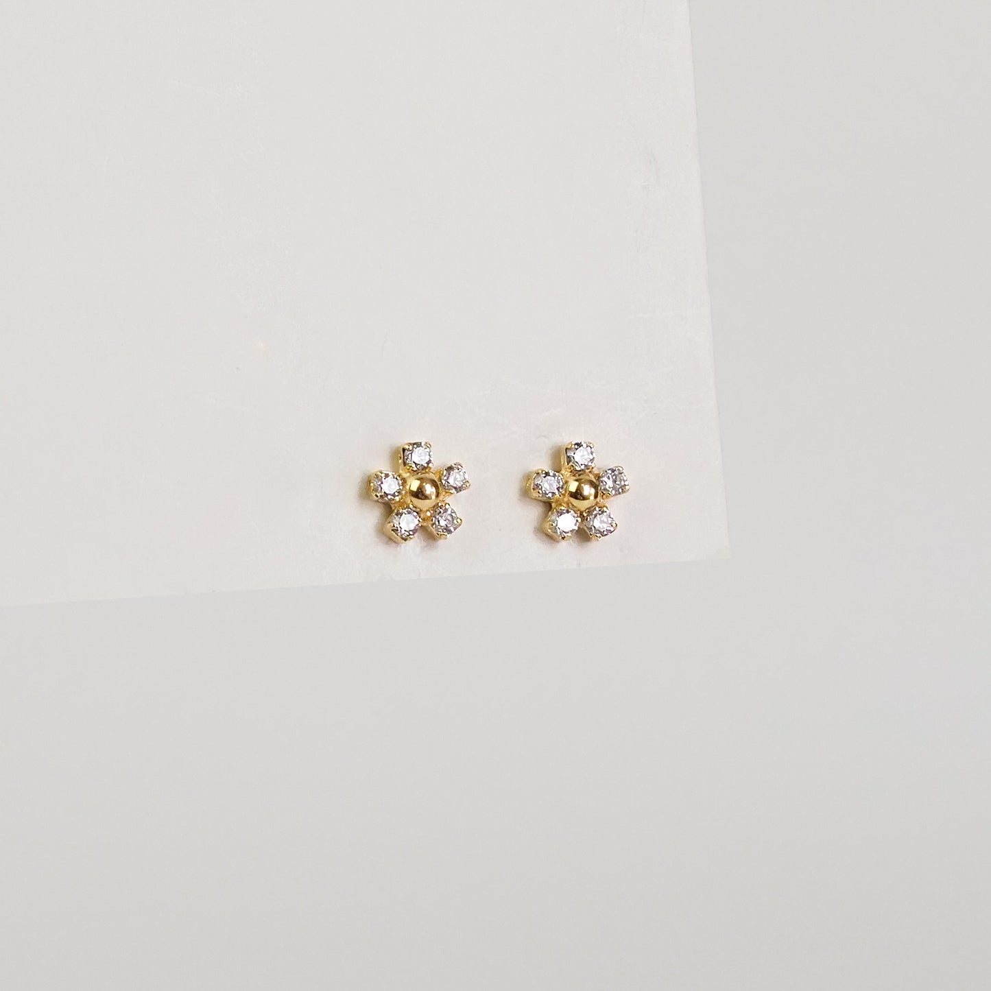 Brinco flor zirconia dourado