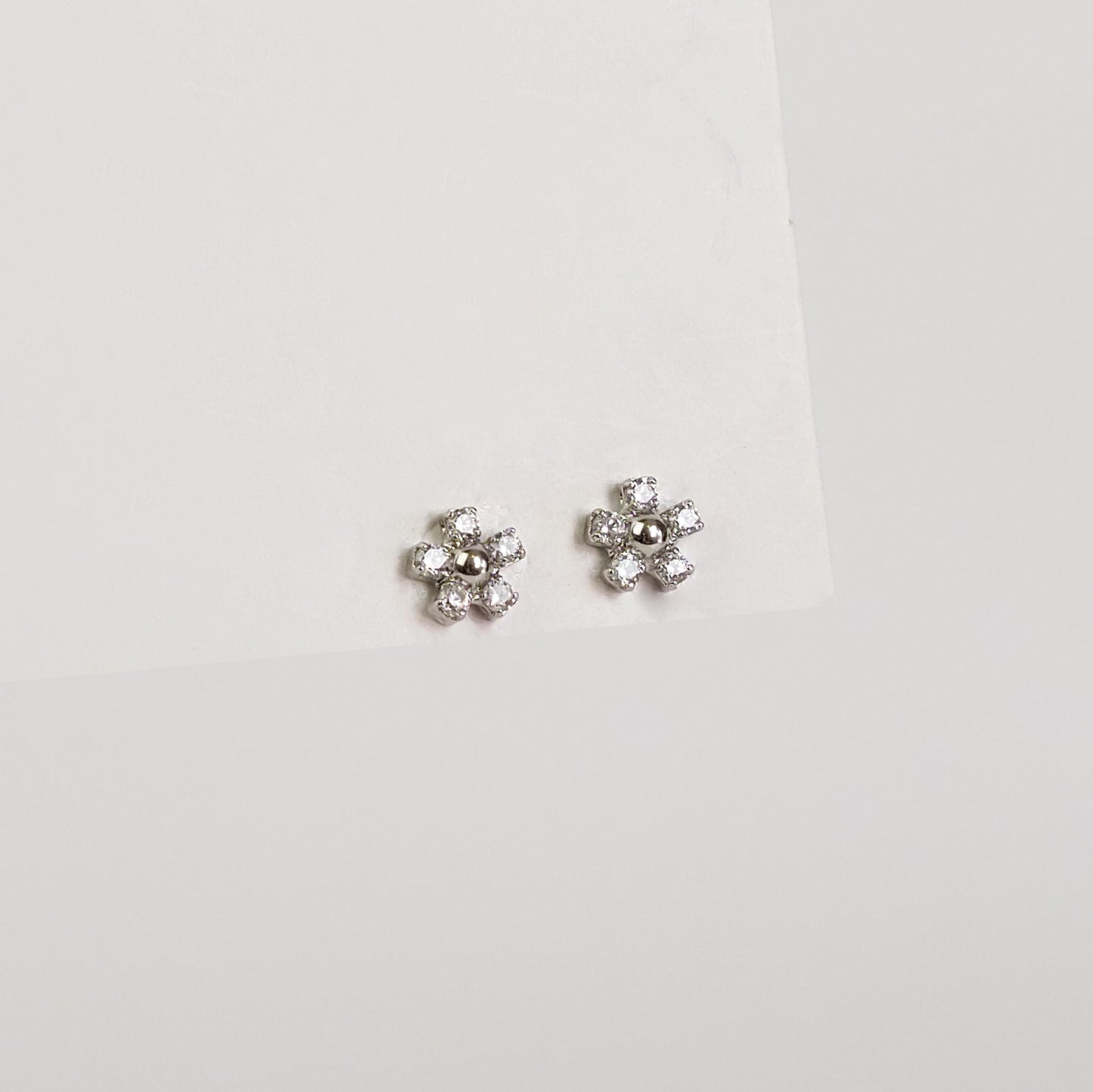 Brinco flor zirconia prateada