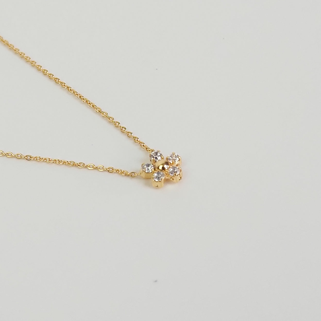 Colar flor zirconia dourado