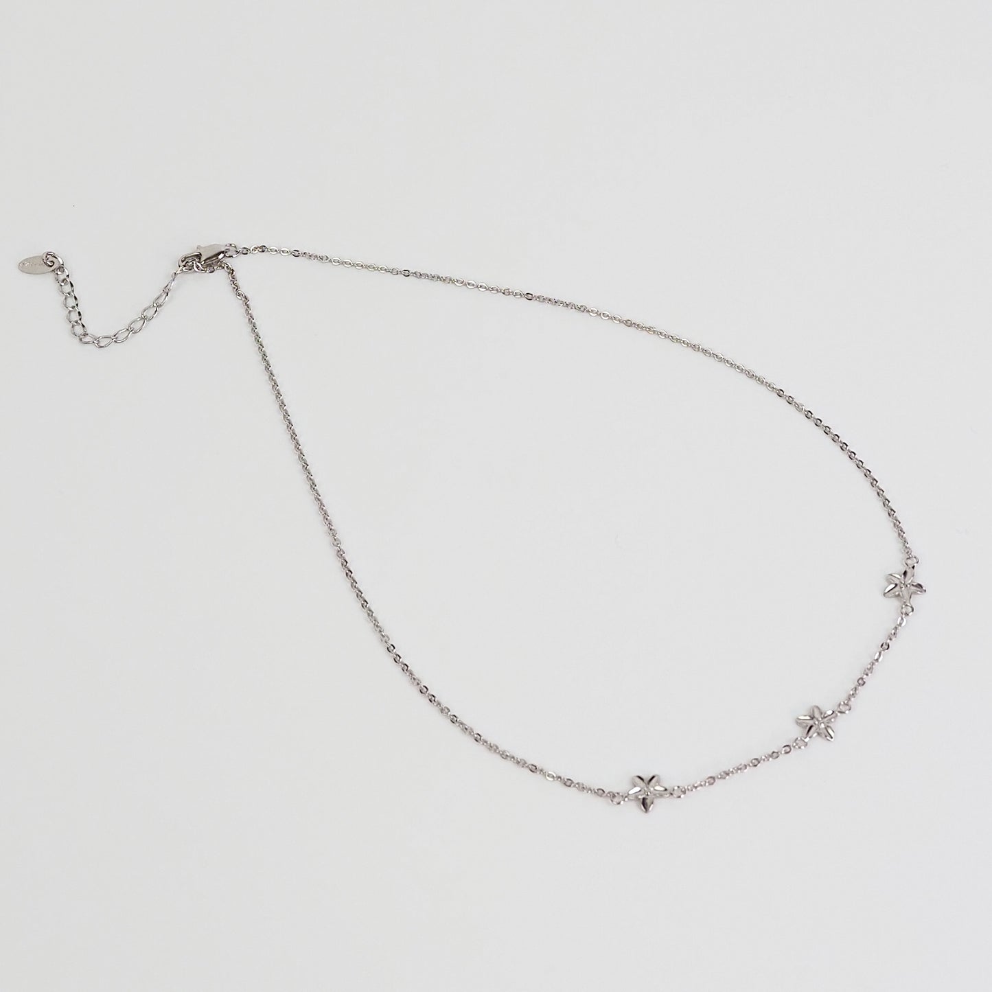 Colar três flores de hibisco prateado