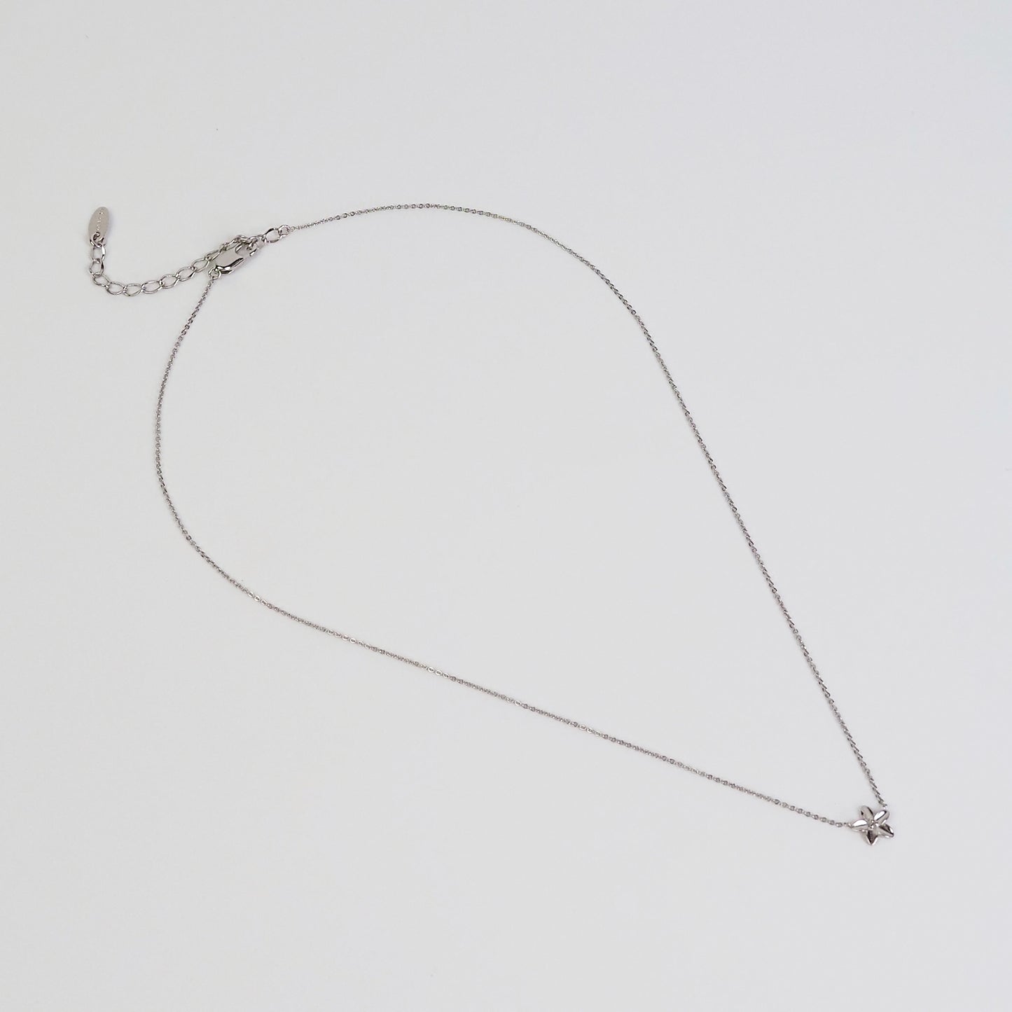 Colar flor de hibisco prateado