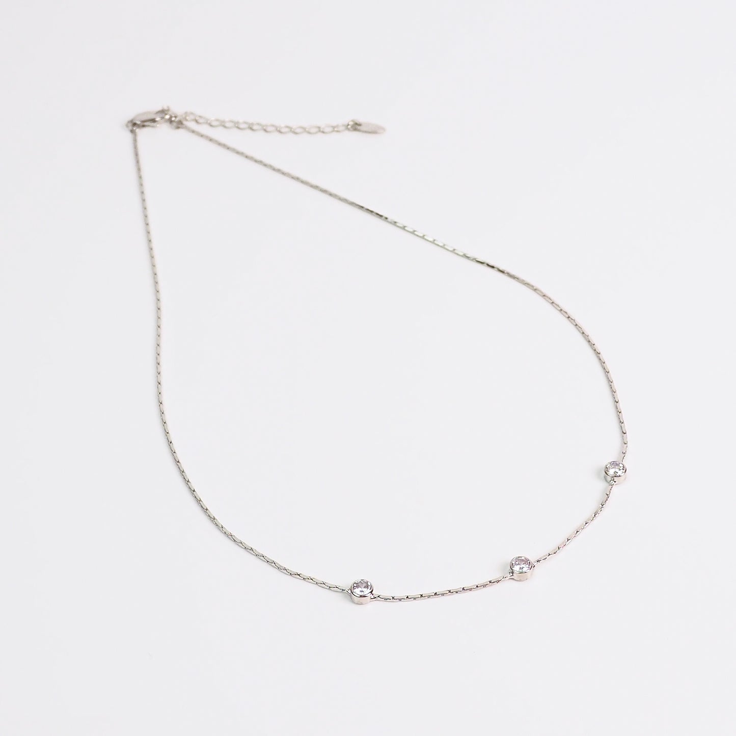 Colar brilhante prateado