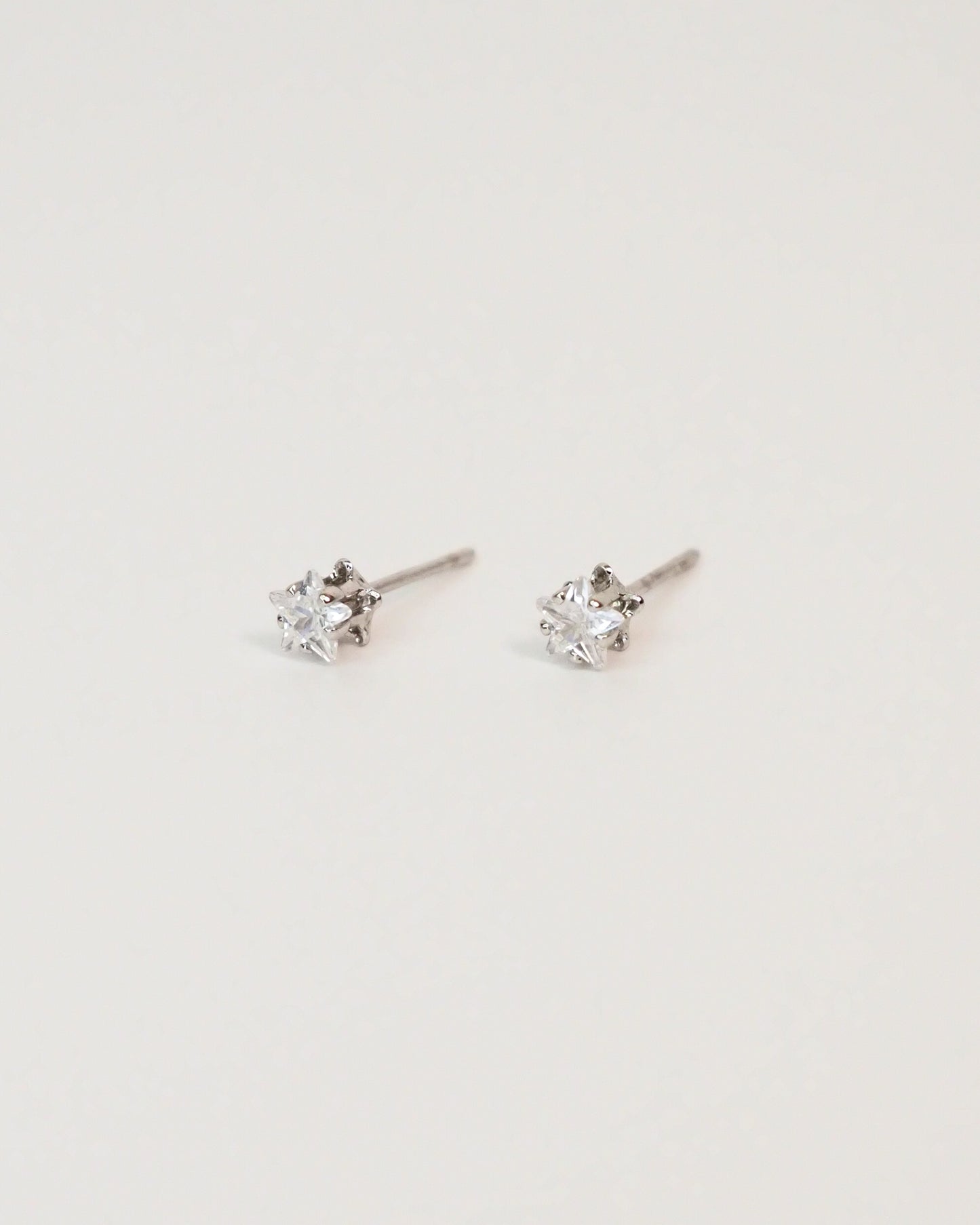 Brinco zirconia estrela prateada