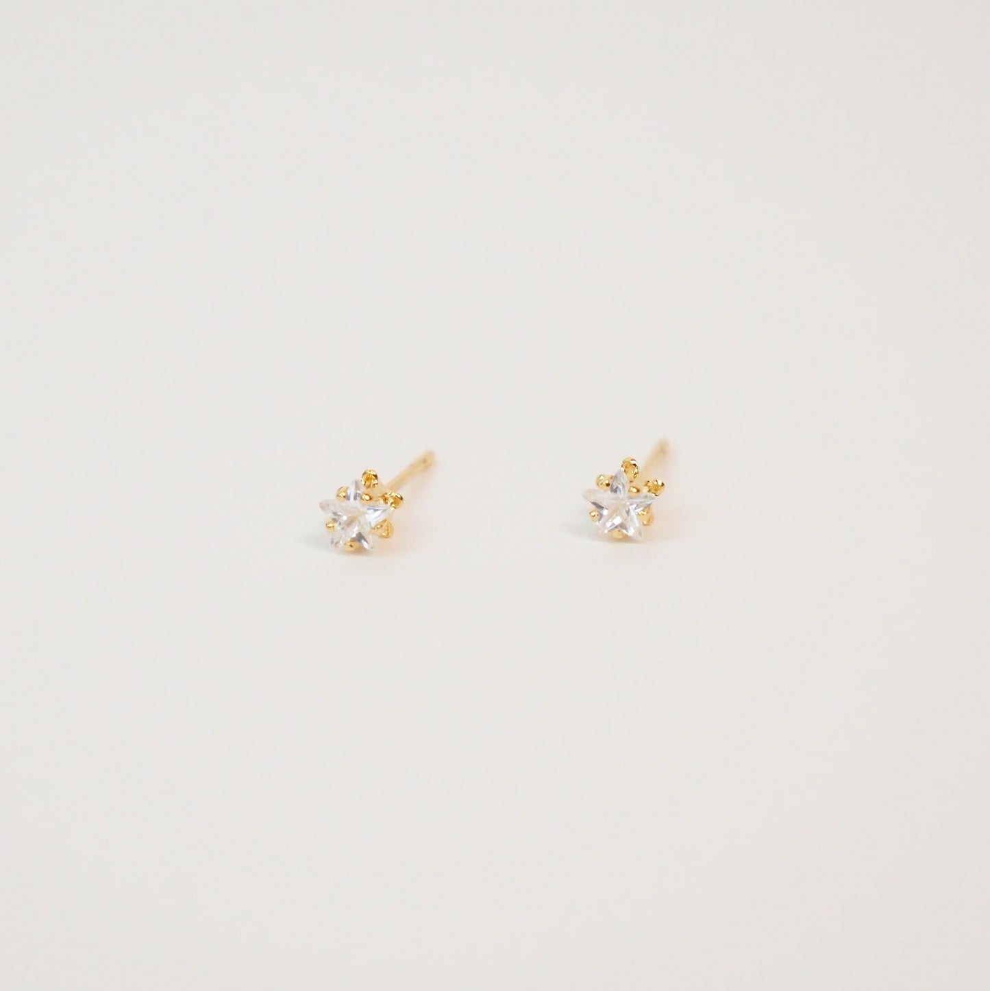 Brinco zirconia estrela dourada