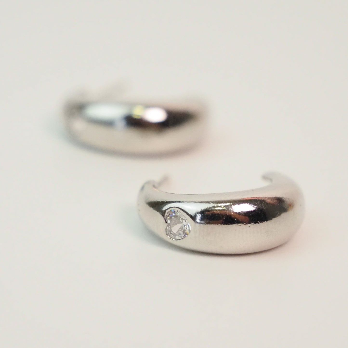 Argola coração zirconia prateada