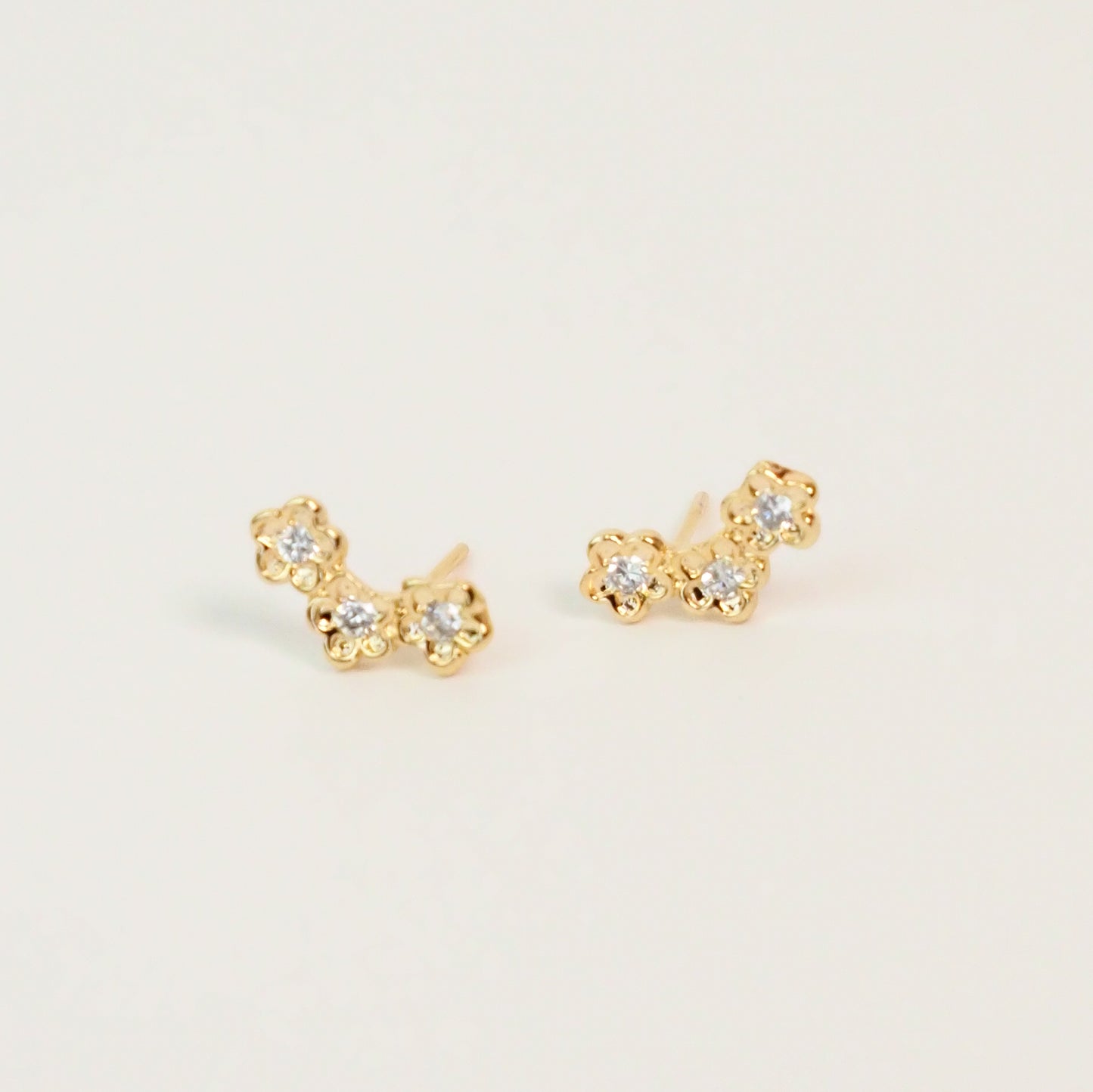 Earcuff florzinhas dourada
