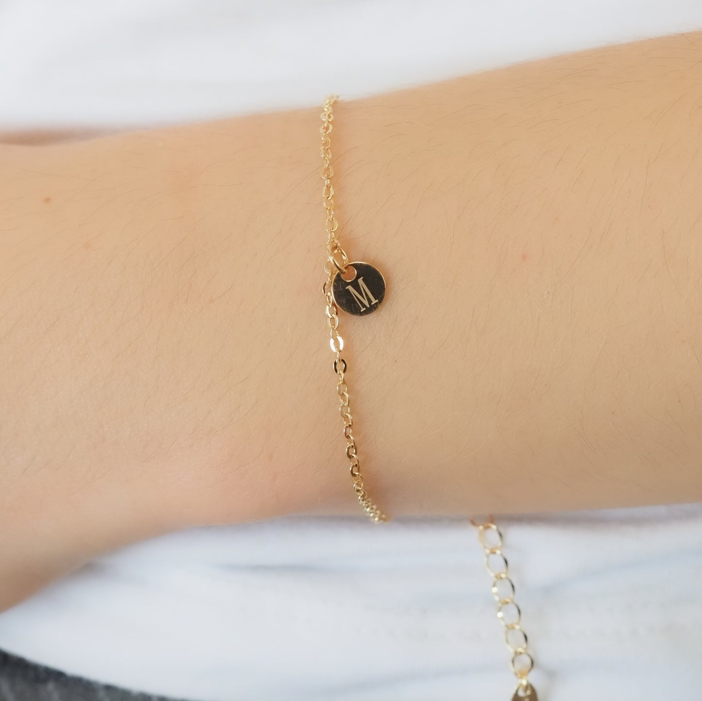 Pulseira medalha inicial dourada