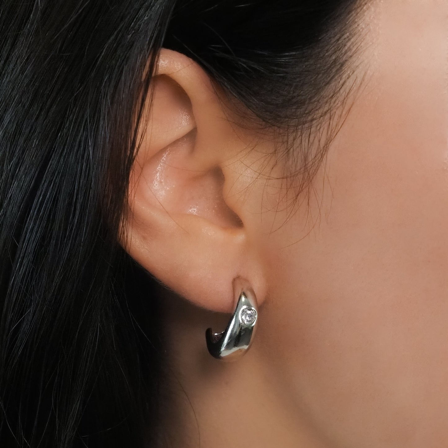 Argola coração zirconia prateada
