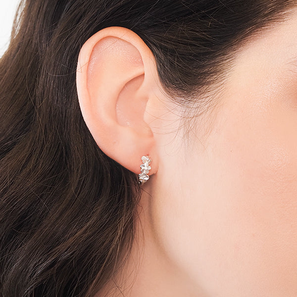 Argola florzinhas Prateado