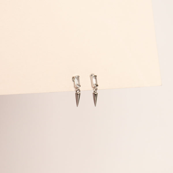 Brinco zirconia spike prateada