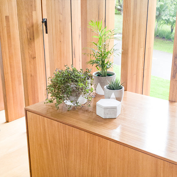 Vaso/ Cachepot em cimento cinza e branco G - margê atelier