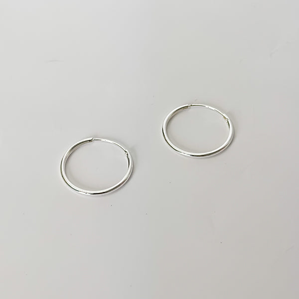 Argola fininha encaixe M prateada - margê atelier