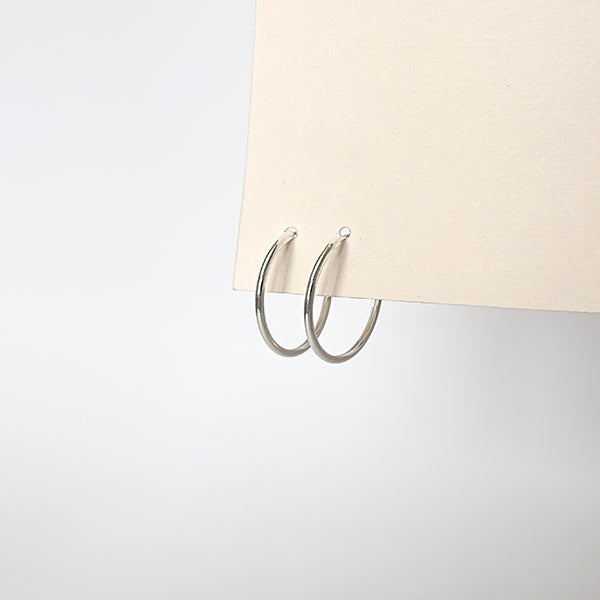 Argola fininha encaixe M prateada - margê atelier