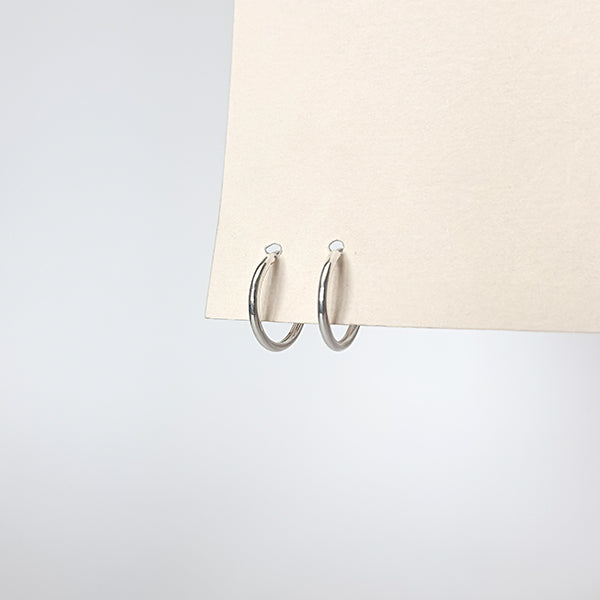 Argola fininha encaixe P prateada - margê atelier