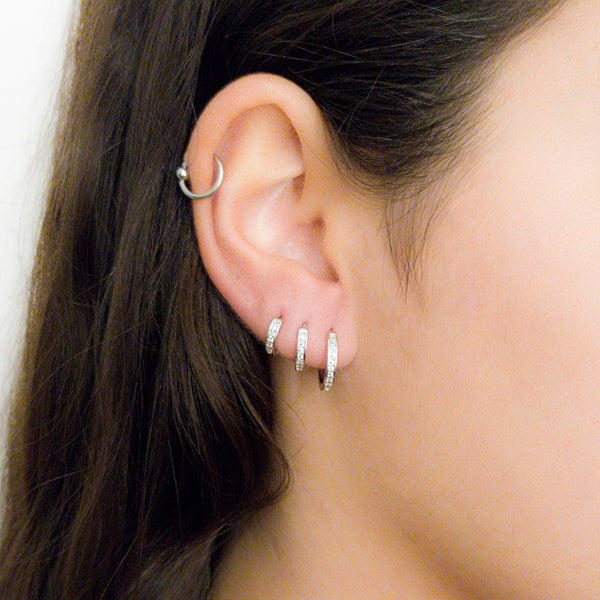 Argola zirconias prateada P - margê atelier