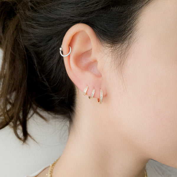 Argola zirconias dourada P - margê atelier