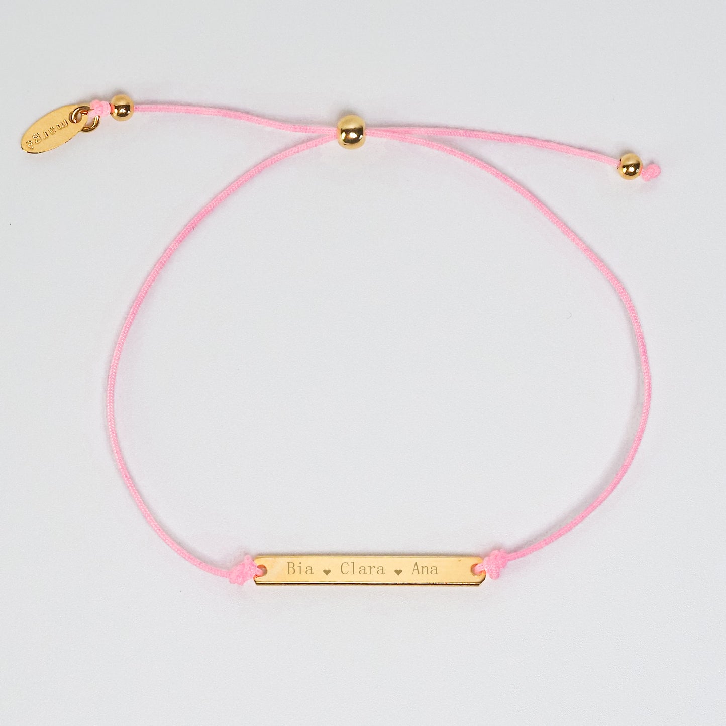 Pulseira inicial plaquinha rosa dourada - margê atelier