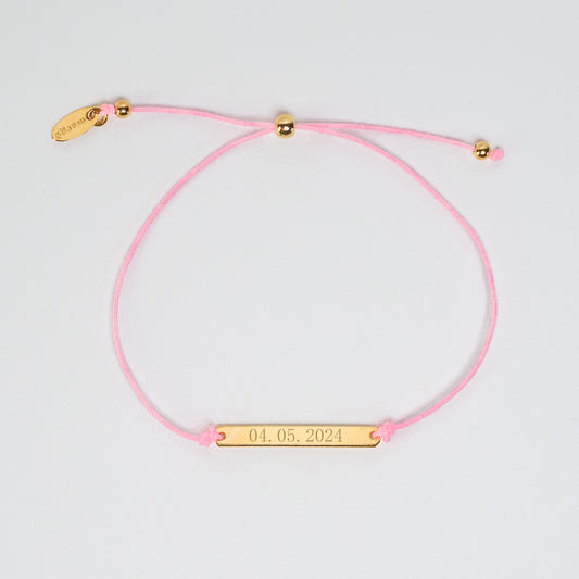 Pulseira inicial plaquinha rosa dourada - margê atelier