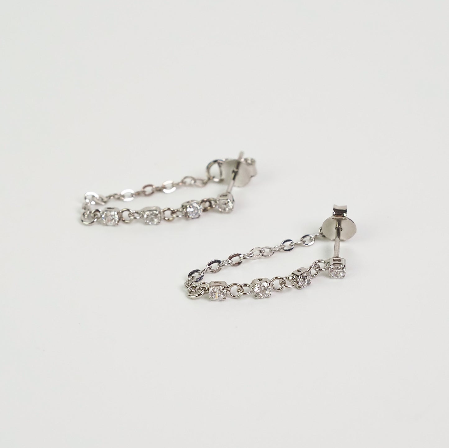 Brinco corrente 4 zirconias prateado - margê atelier