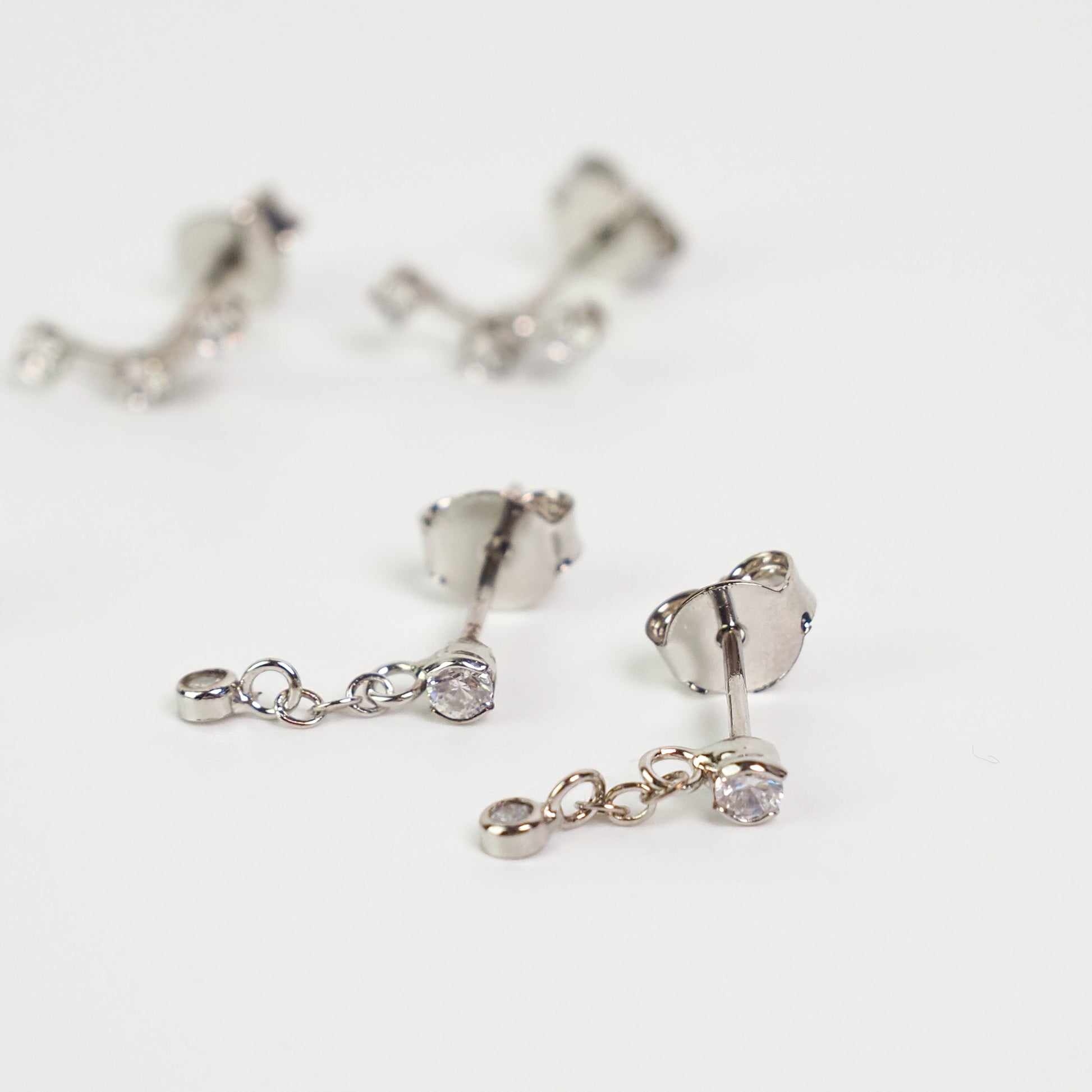 Brinco fio zirconia petit prateado - margê atelier
