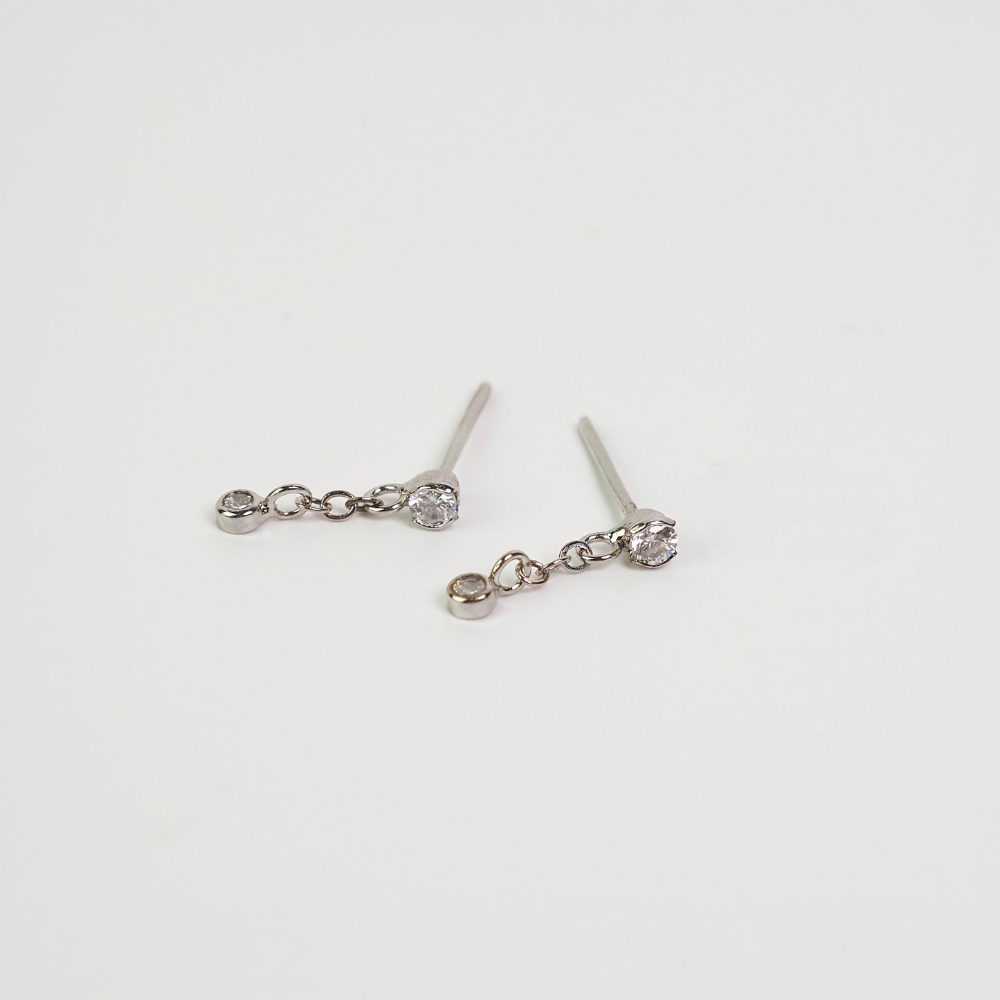 Brinco fio zirconia petit prateado - margê atelier