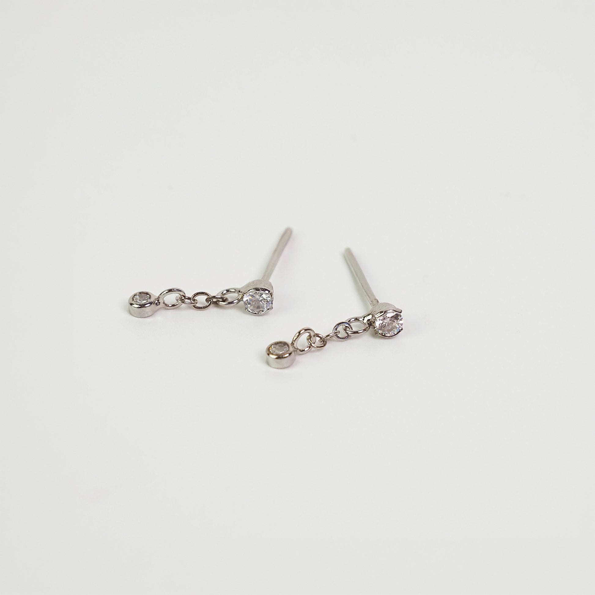 Brinco fio zirconia petit prateado - margê atelier