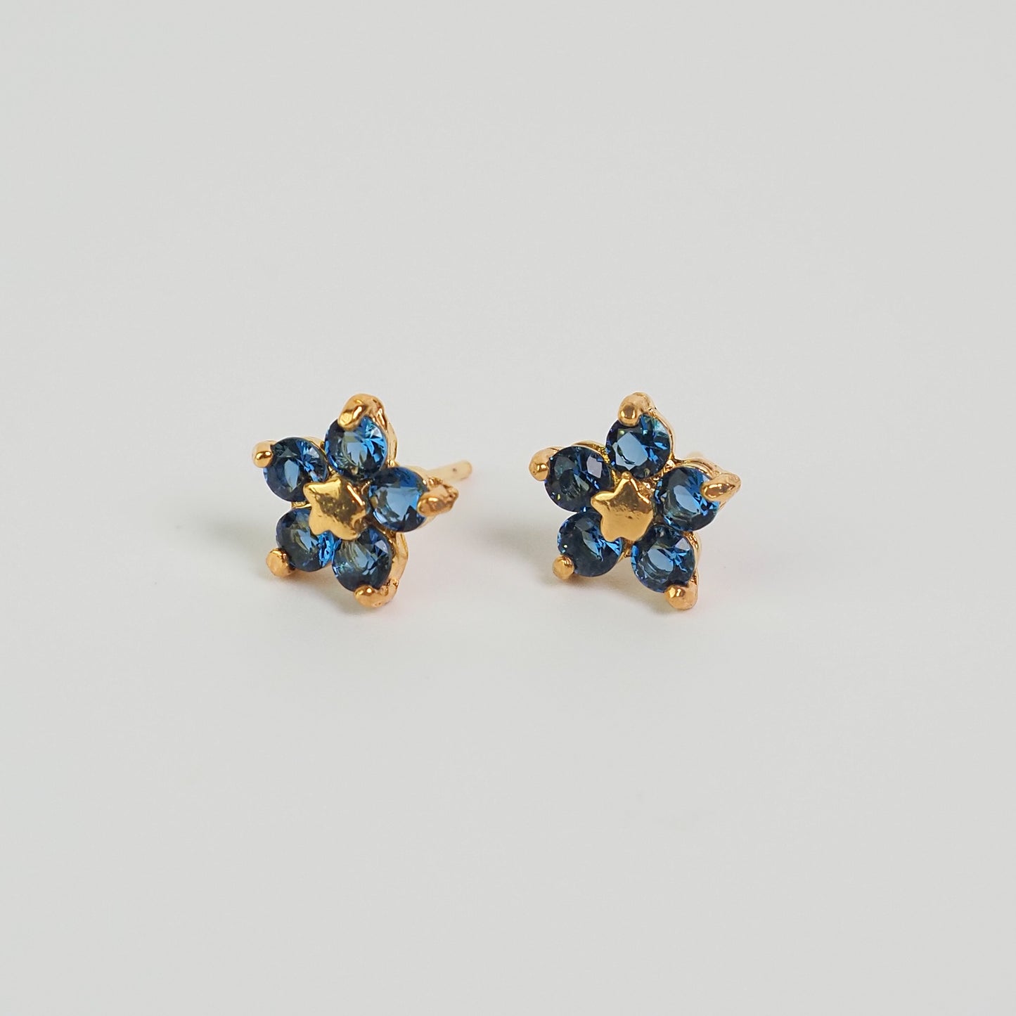 Brinco florido zirconia azul dourado - margê atelier