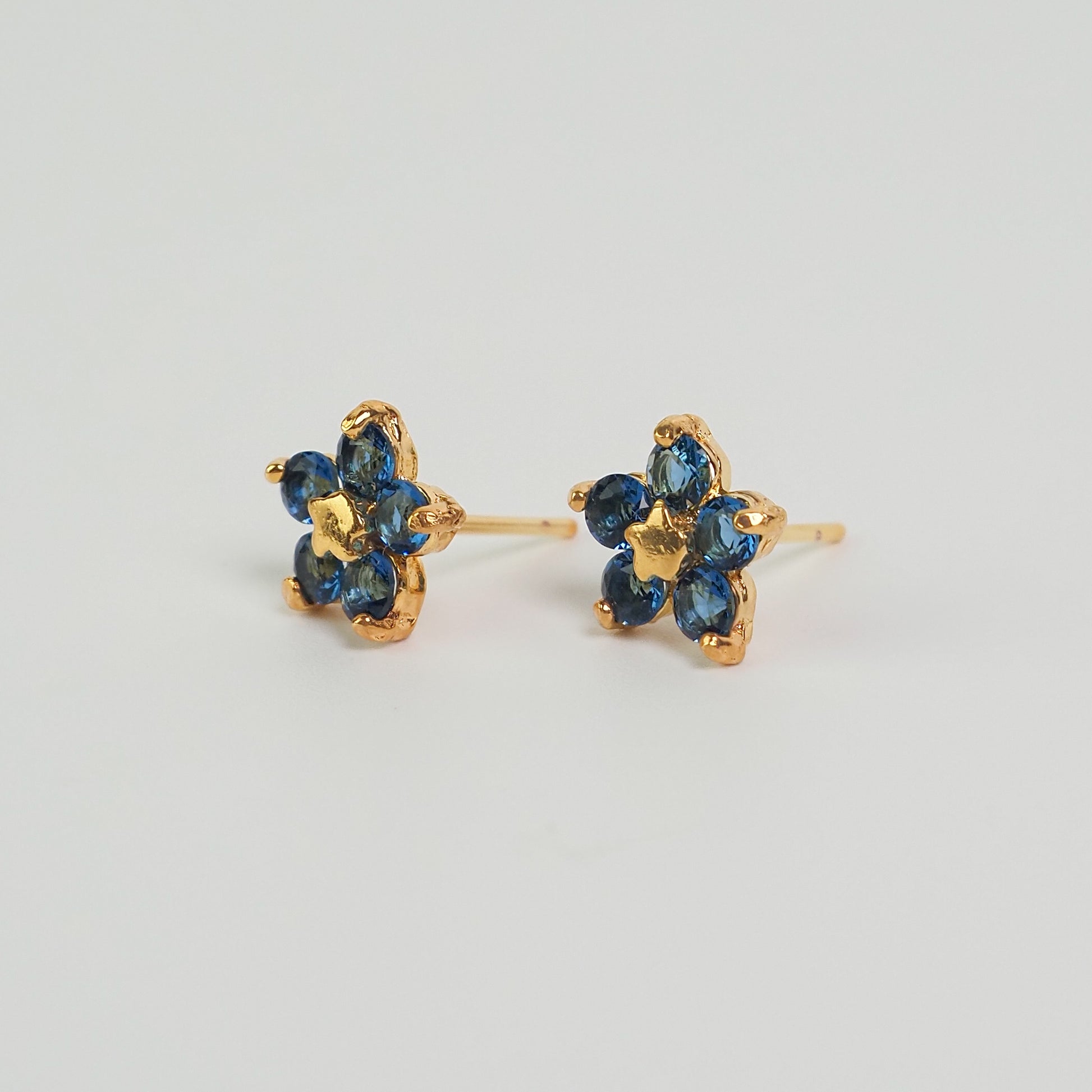 Brinco florido zirconia azul dourado - margê atelier