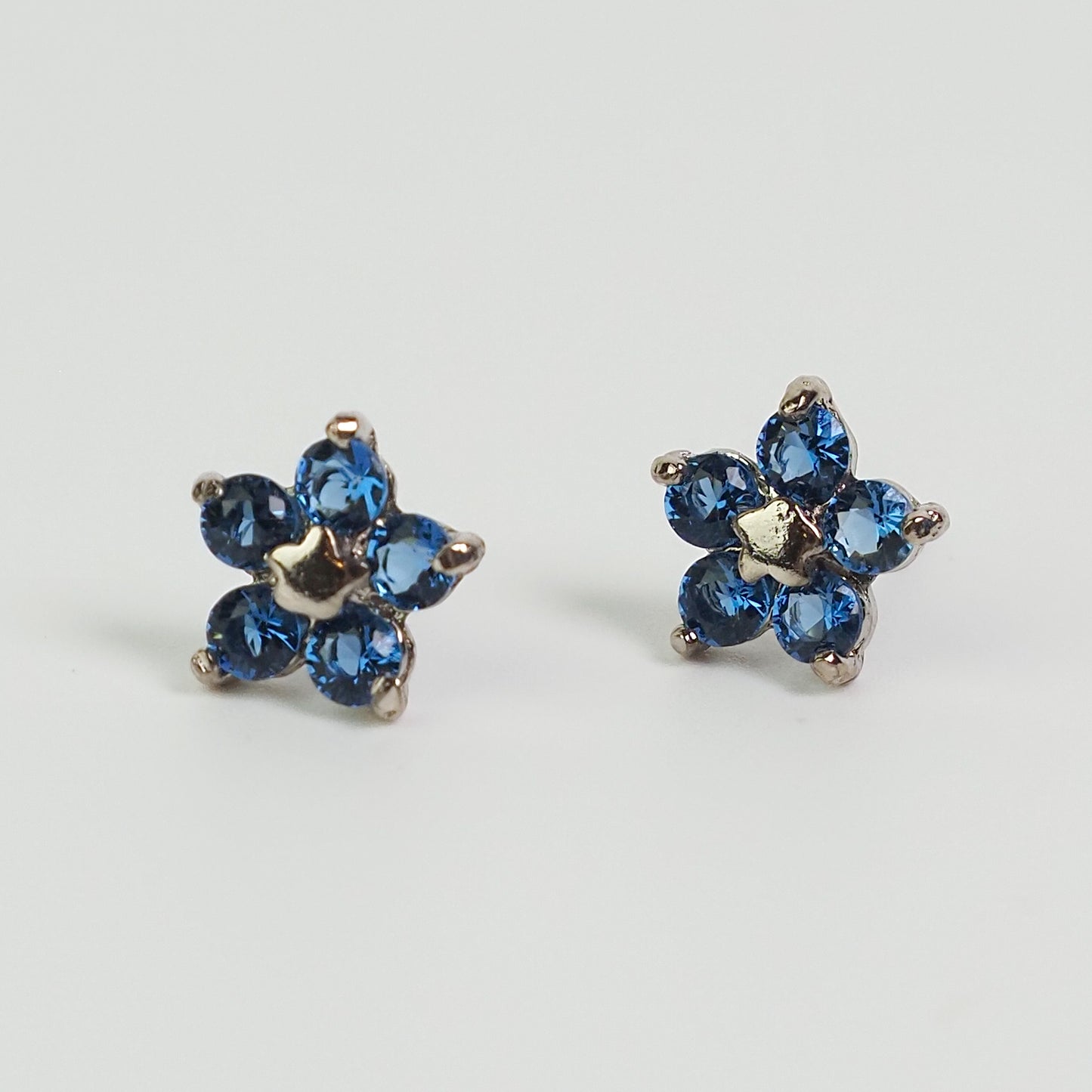 Brinco florido zirconia azul prateado - margê atelier