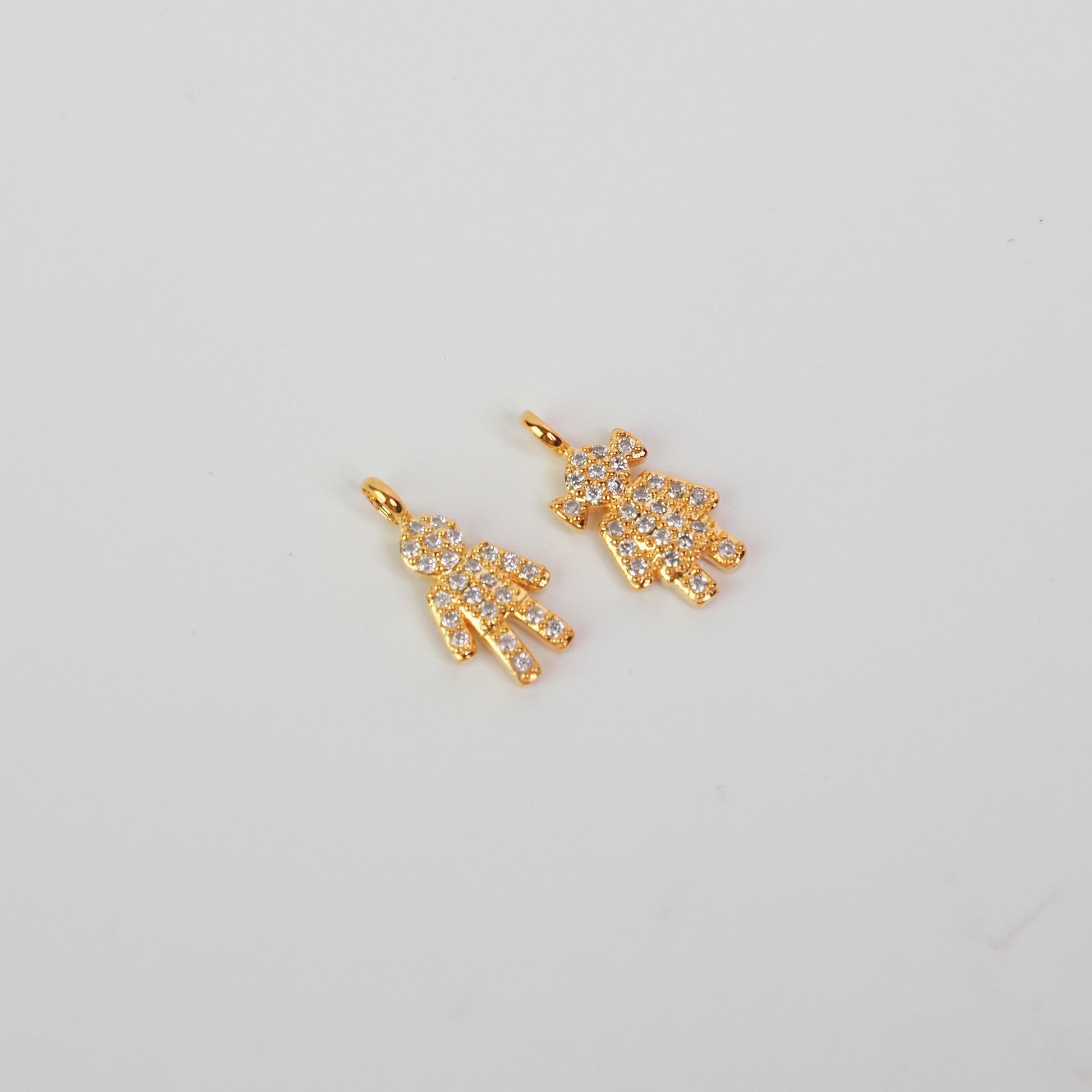 Charm menina zirconias dourado - margê atelier