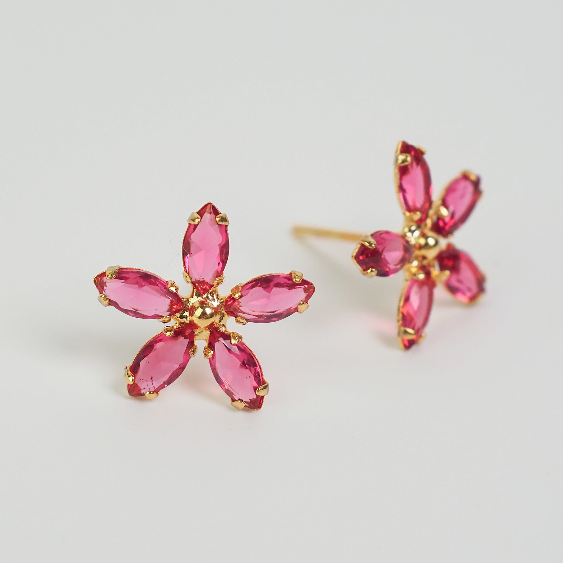 Brinco pétala rosa dourado - margê atelier
