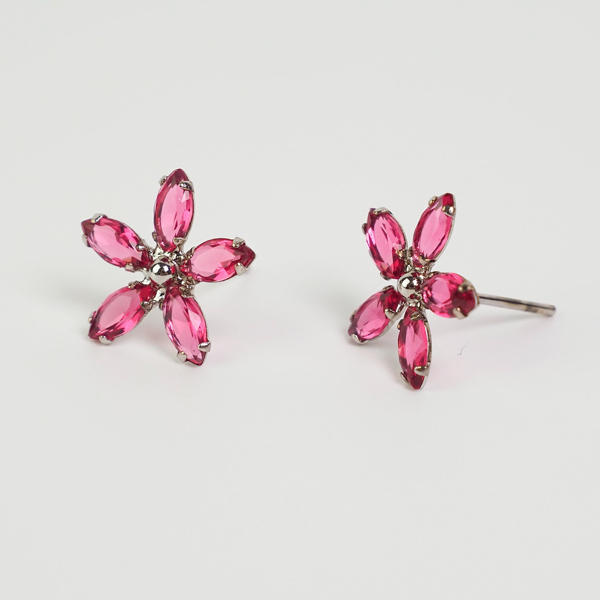 Brinco pétala rosa prateado - margê atelier