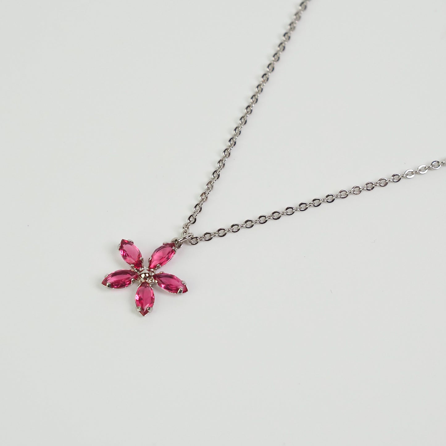 Colar pétala rosa prateado - margê atelier