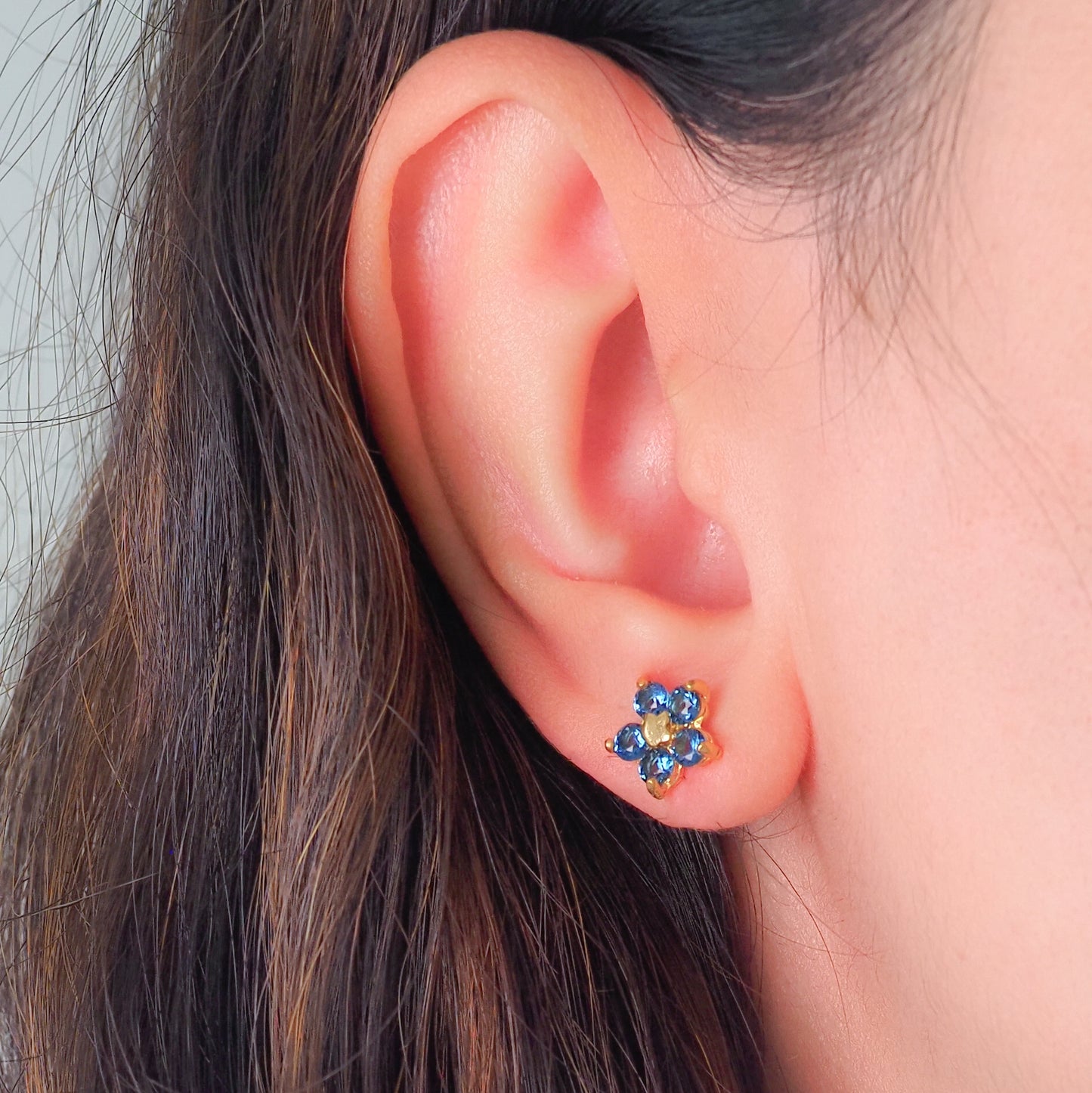 Brinco florido zirconia azul dourado - margê atelier