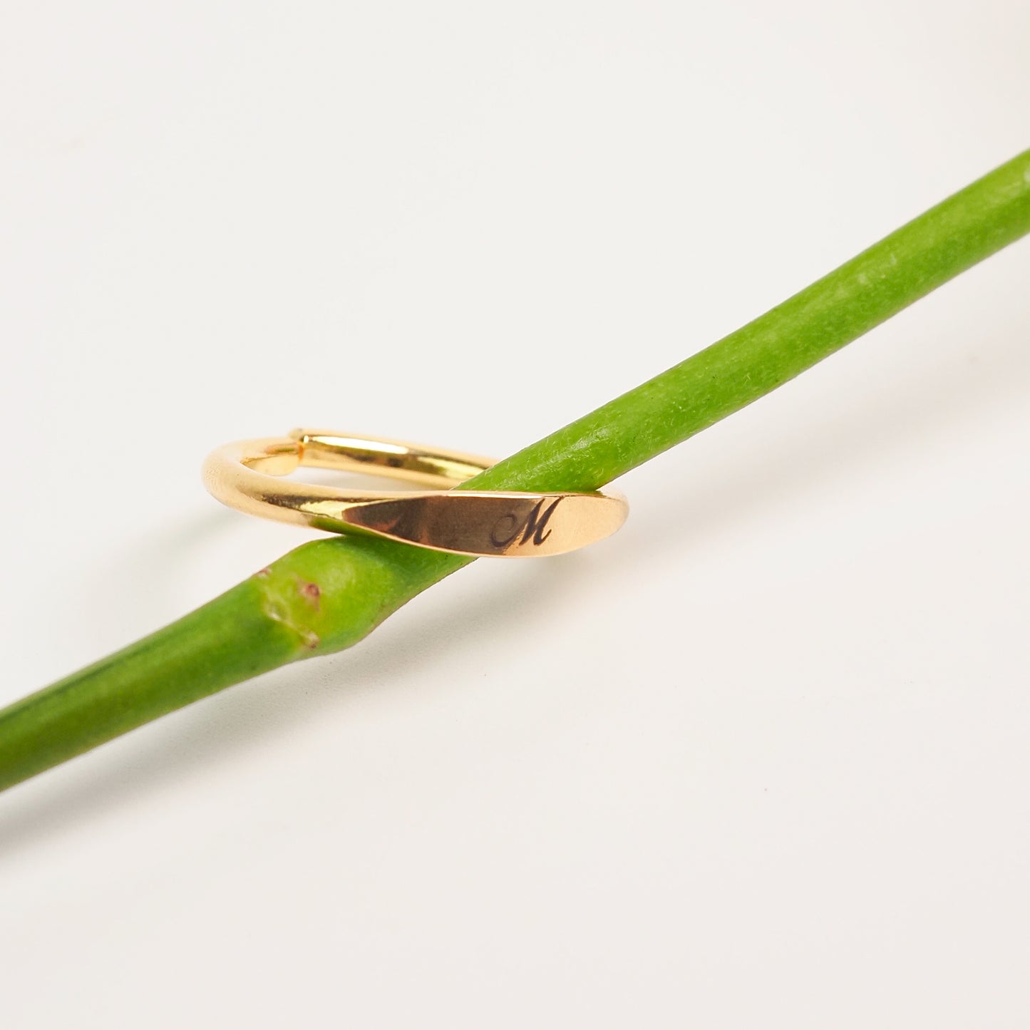Anel Inicial Dourado - margê atelier