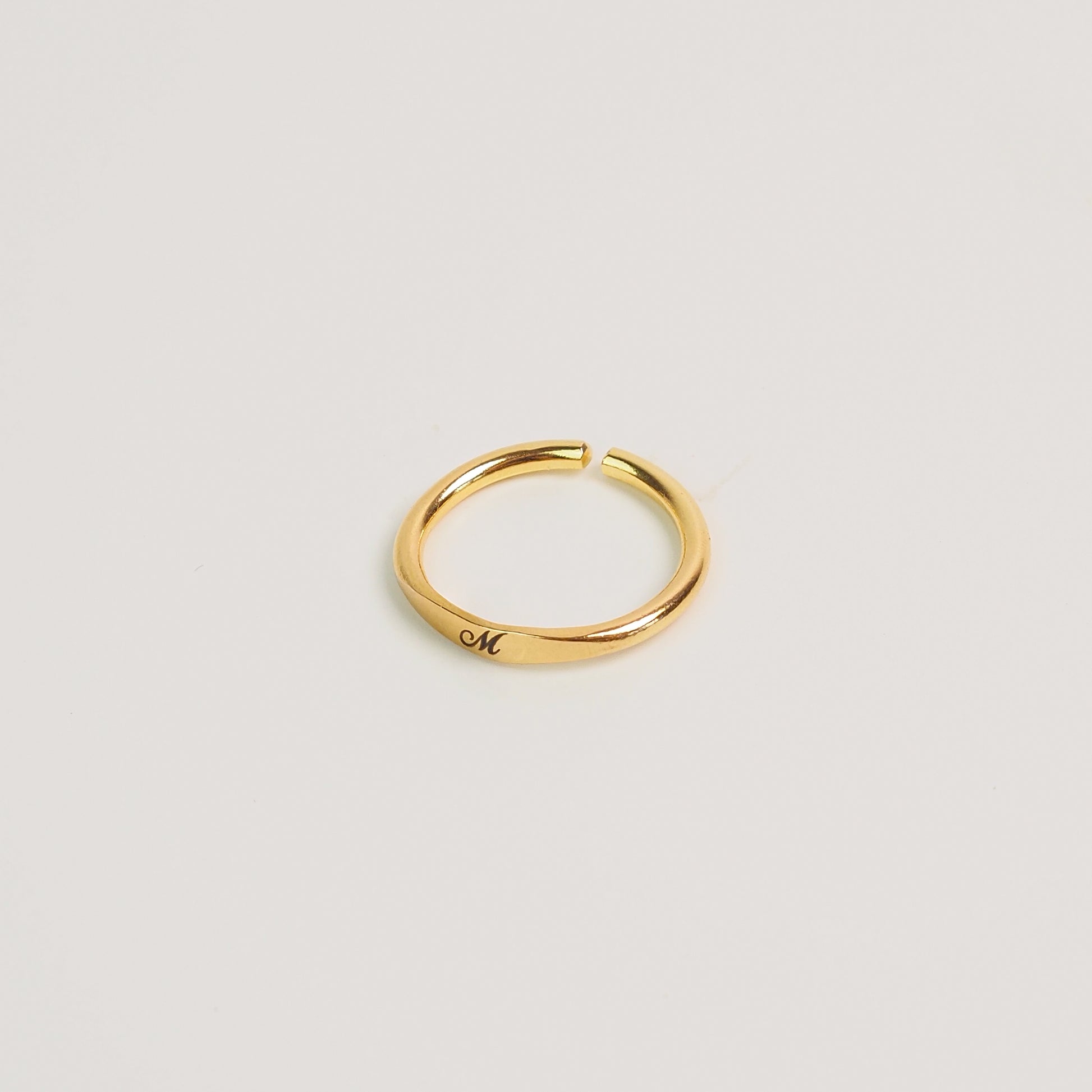 Anel Inicial Dourado - margê atelier