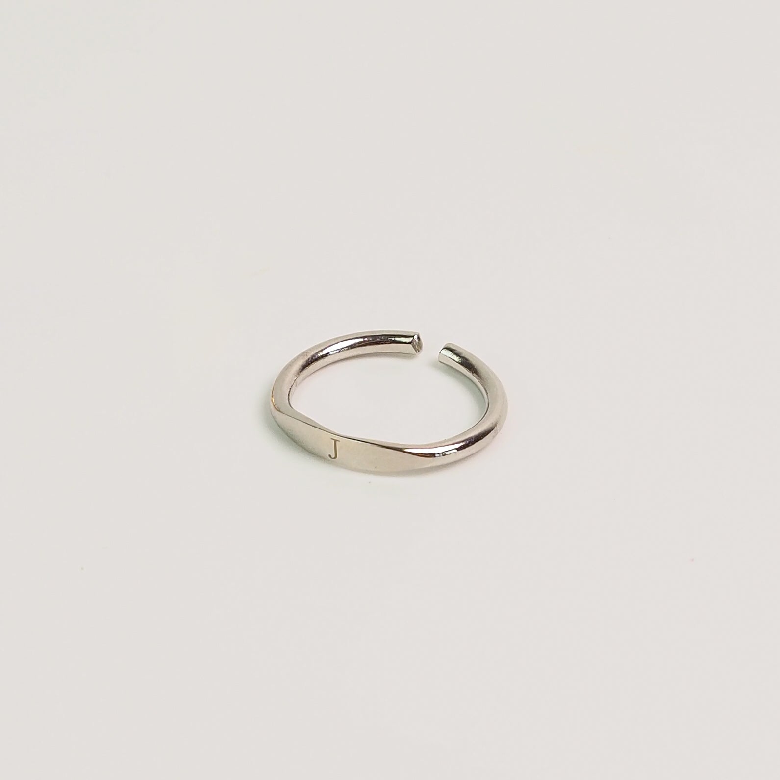 Anel Inicial Prateado - margê atelier