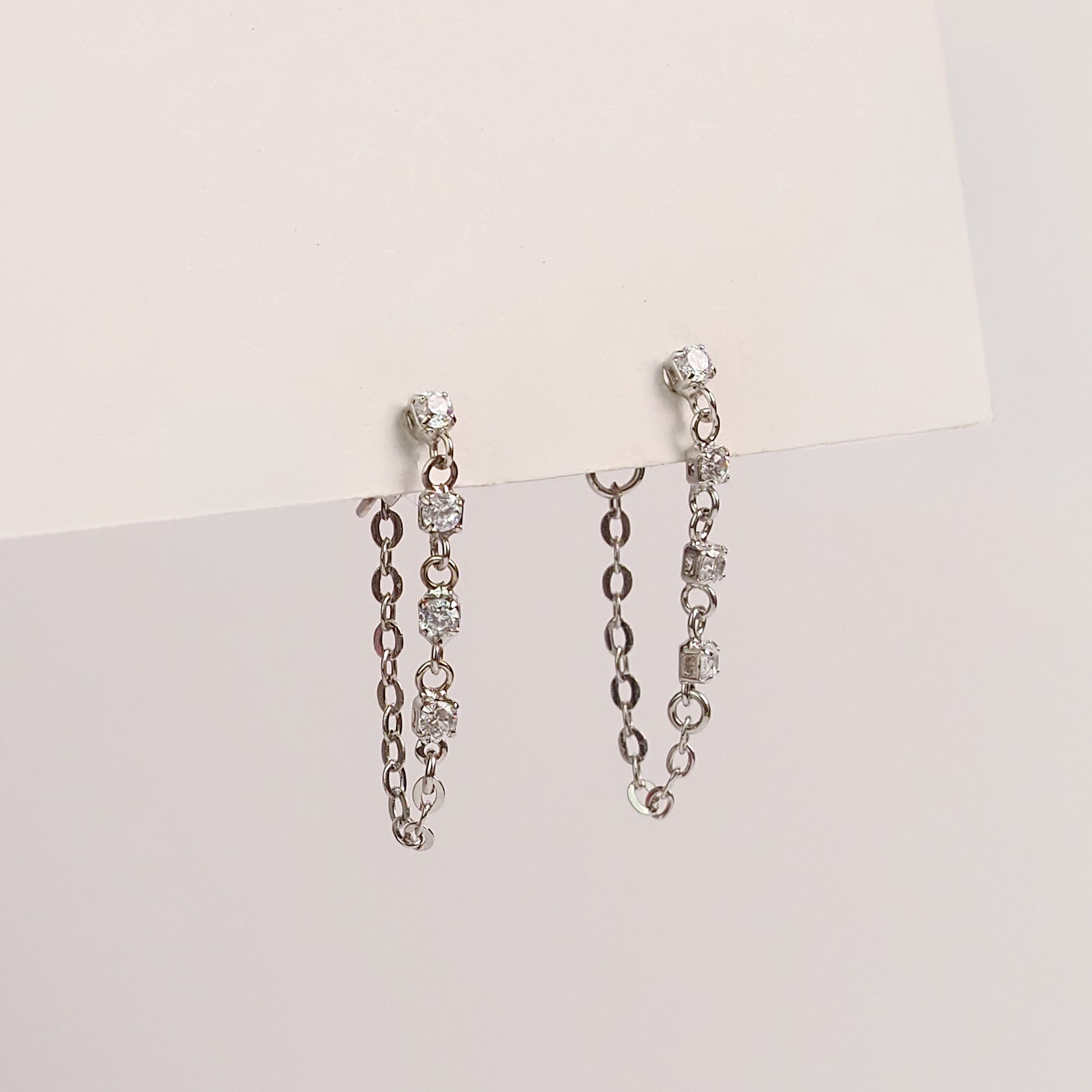 Brinco corrente 4 zirconias prateado - margê atelier