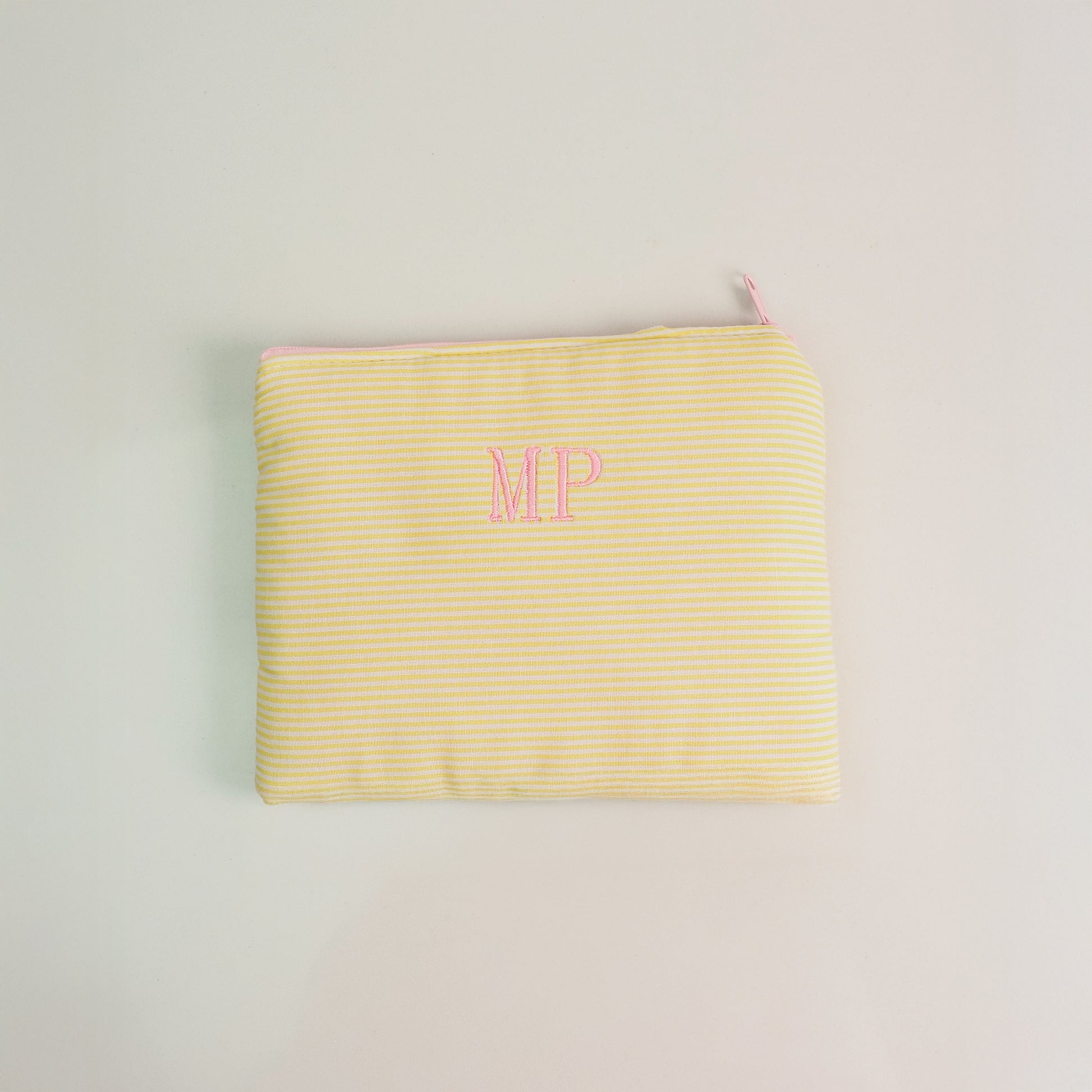 Necessaire Envelope Inicial Mini Listras amarela - margê atelier