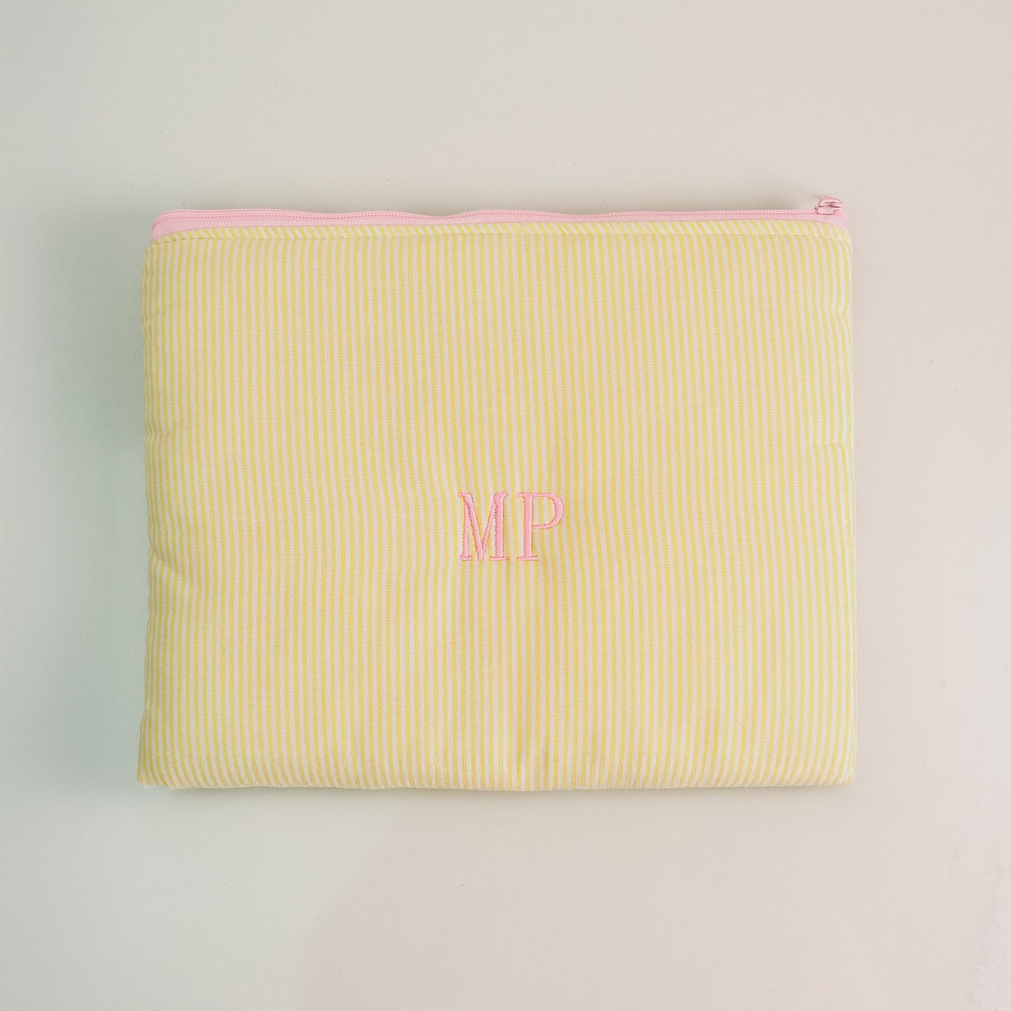 Necessaire Envelope Inicial Listras amarela - margê atelier